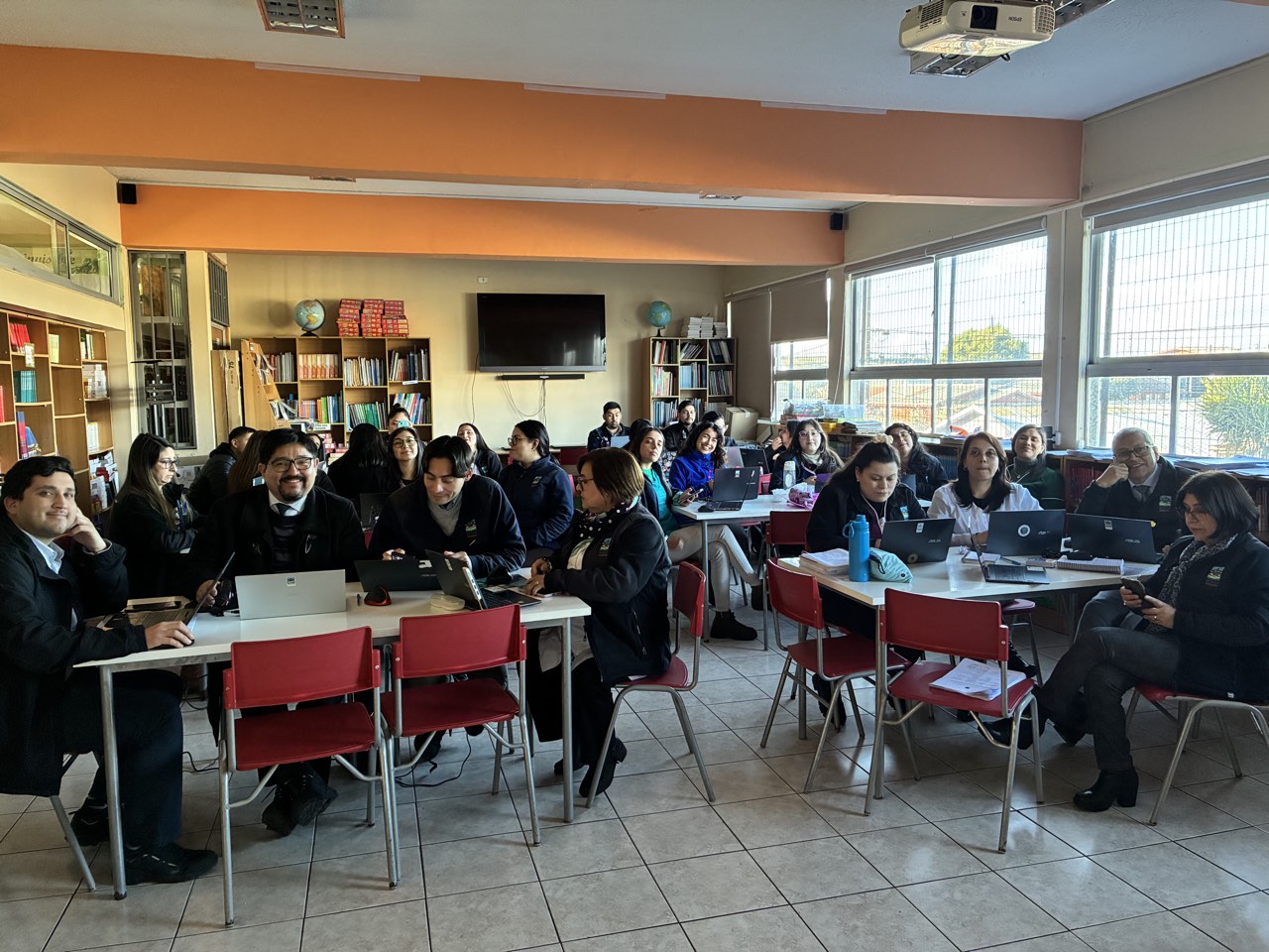 Taller presencial de IA en el Colegio Andrés Bello, San Pedro de la Paz