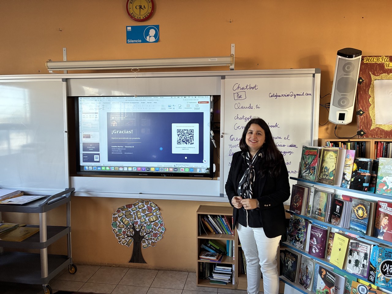Catalina Barrios presentando el taller de IA frente a docentes en el Colegio Andrés Bello