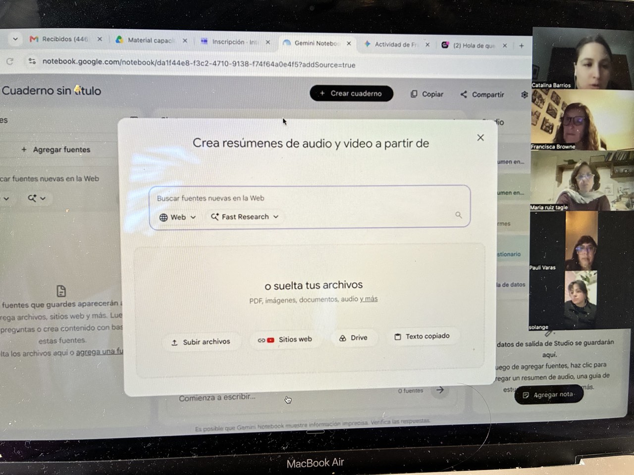 Sesión online del taller de IA, explorando herramientas de inteligencia artificial en videollamada