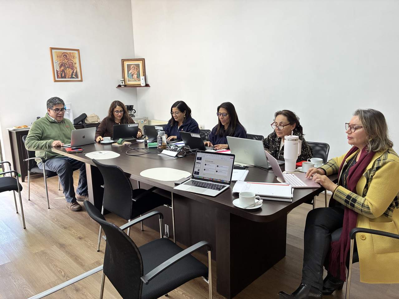 Equipo del Colegio Santísima Trinidad trabajando con Claude CoWork en computadores durante la capacitación